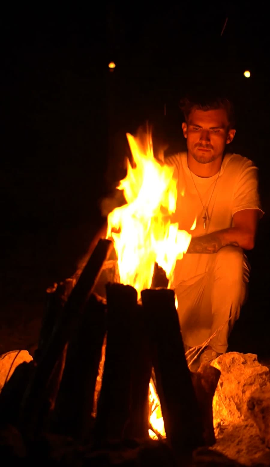 Valentin Engel am Lagerfeuer bei Nacht